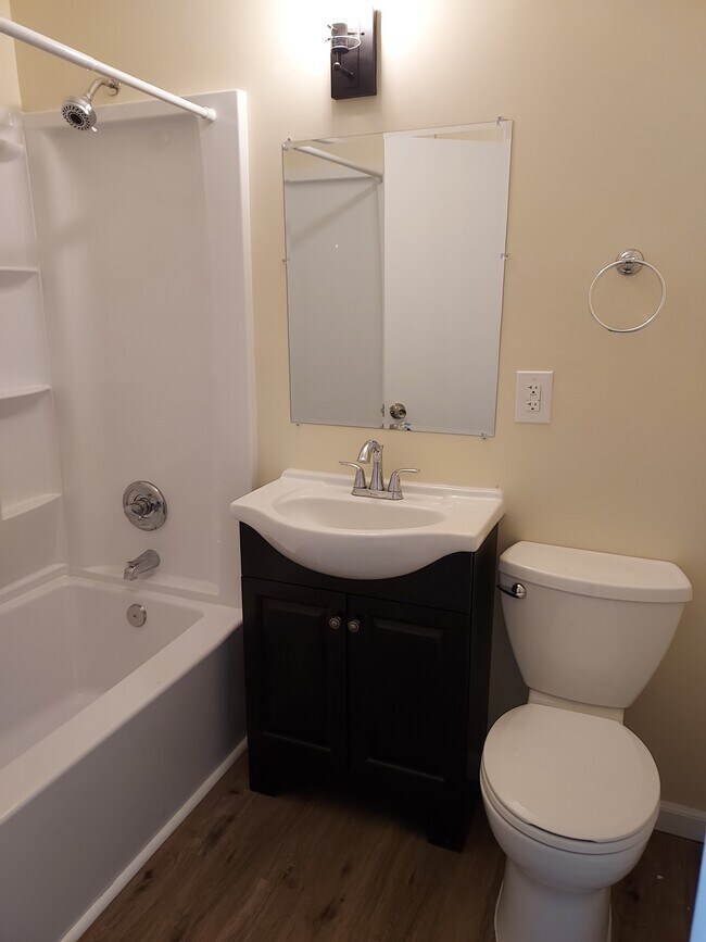 new bathroom - 6043 Romaine St