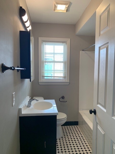 Photo - 827 W 44th St