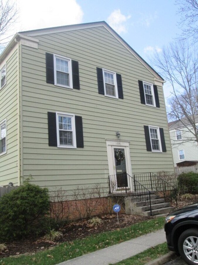 4 Bedroom 3.5 Bath 3 Level, End Unit Townh... - 4 Bedroom 3.5 Bath 3 Level, End House Unit Townh...