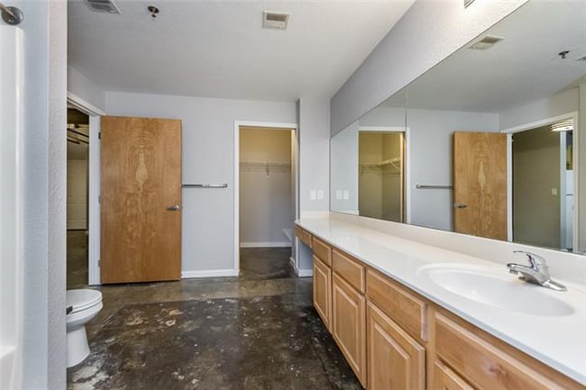 Photo - 321 W 7th St