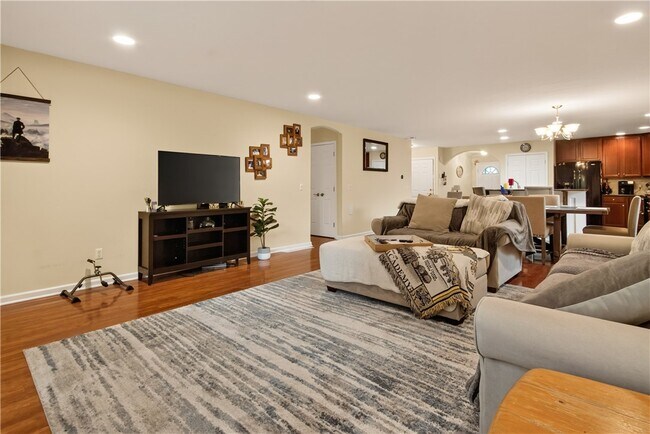 Photo - 2093 Mykola Rd