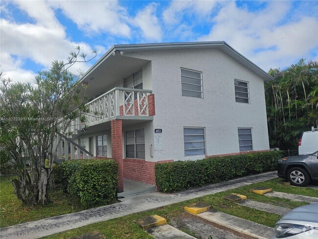 Building Photo - 6012 SW 33rd St Unit 202 Rental