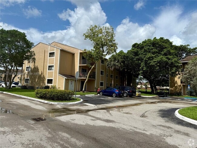 Building Photo - 350 Palm Cir W Unit 107 Rental