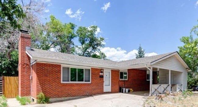 Building Photo - "Rare Find" Updated Large 5 Bedroom home W/Finished Basement!