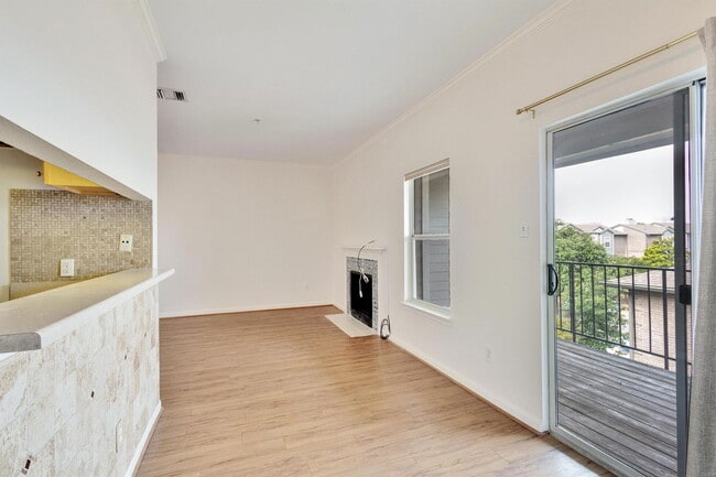 Photo - 12166 Metric Blvd Unidad 351