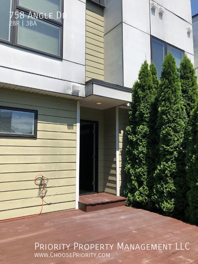 Photo - 758 Angle Dr