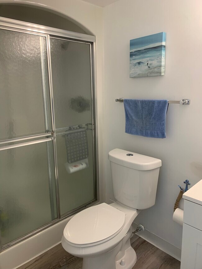 Master Bath - 5500 Ocean Shore Blvd Unidad 97