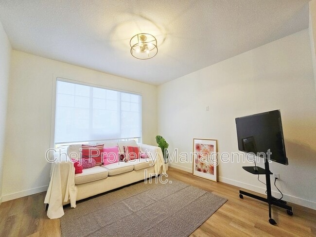 Photo - 6341-6341 King Wynd SW