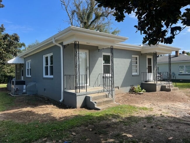 Building Photo - Low Maintenance & Very Affordable Living, Updated 1-BD, 1-BA duplex located in a convenient area ...