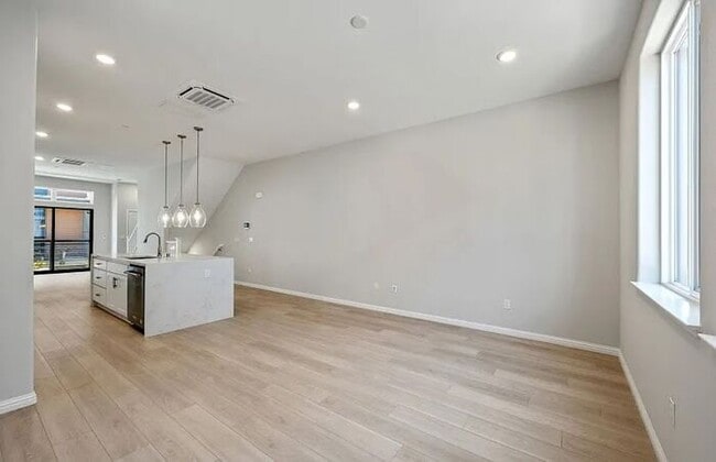Photo - 125 Waters Park Cir