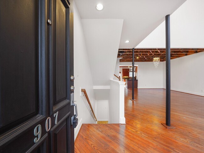 Photo - 907 Hartman St