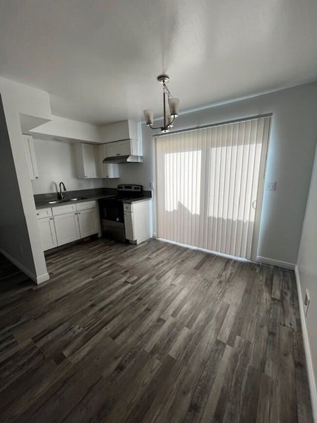 Building Photo - Monterey St (93305) Unit D