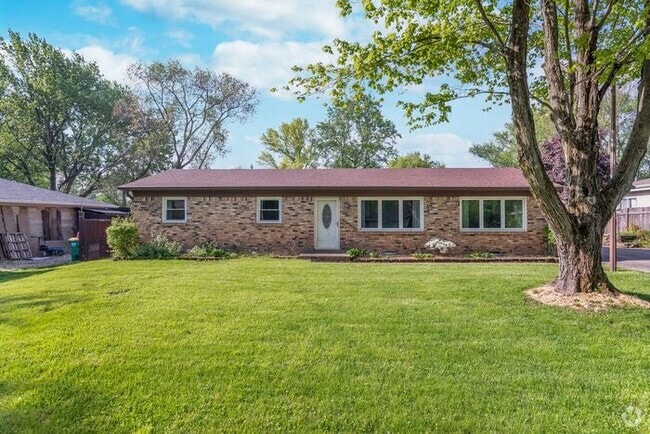 Building Photo - Beautifully updated home located in the he...