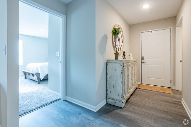 2BR, 2BA - 1,215 SF - Entry Way - Crestwood Commons
