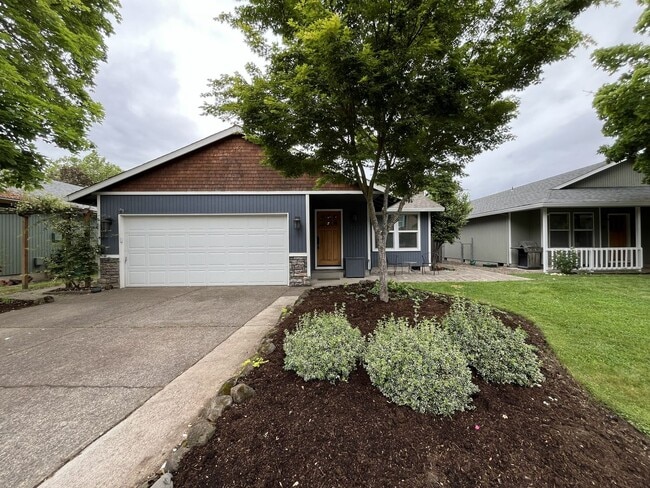 Building Photo - Charming Home Near Nike Campus with Vaulted Ceilings & Updated Kitchen