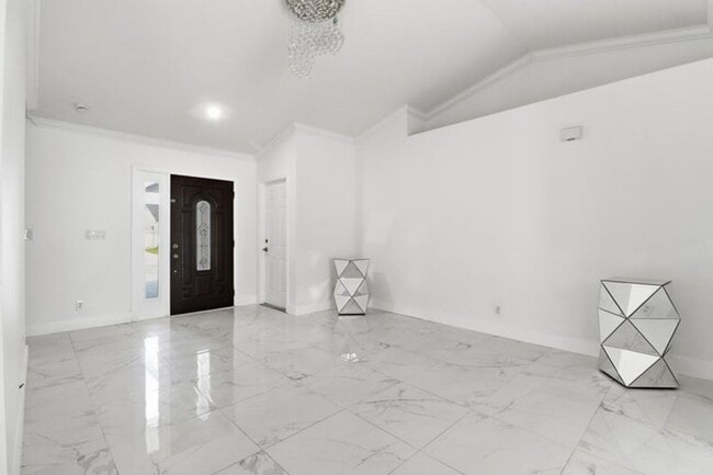 105 Vanessa St