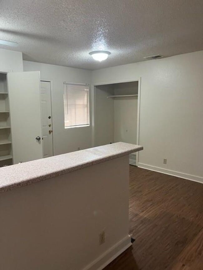 Building Photo - 304 Algerita Dr Unit B