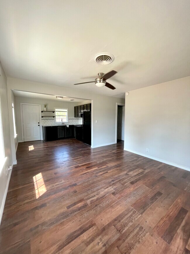 Photo - 112 Hackberry Dr