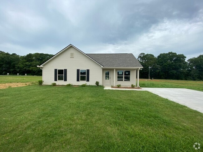 Building Photo - Home for rent in Talladega... Available to...
