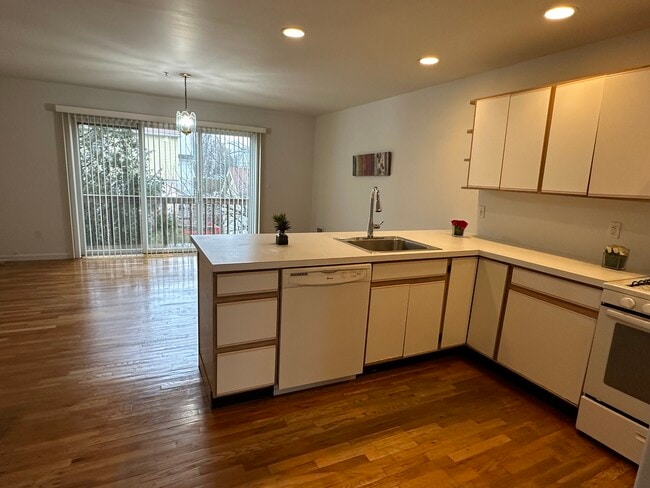 Building Photo - 100 Halstead Ave Rental