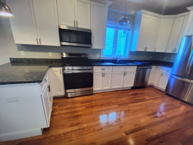 Building Photo - 17 Maywood St Unit 2