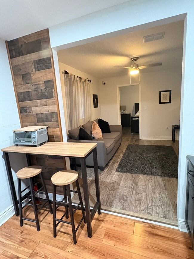 Photo - 635 Queens Cir