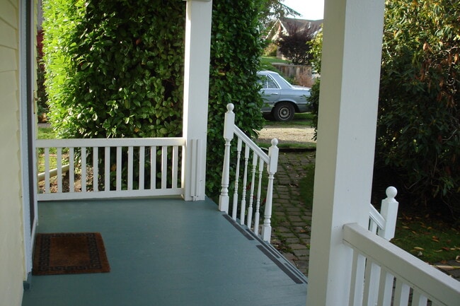 Porche delantero de 3402, Relájese, Visite a los vecinos y amigos que pasan - 3402 N 28th St