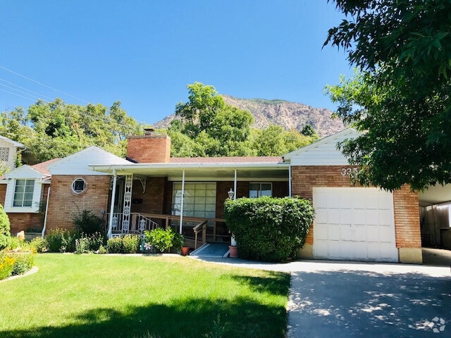 Building Photo - Home close to WSU with secluded yard