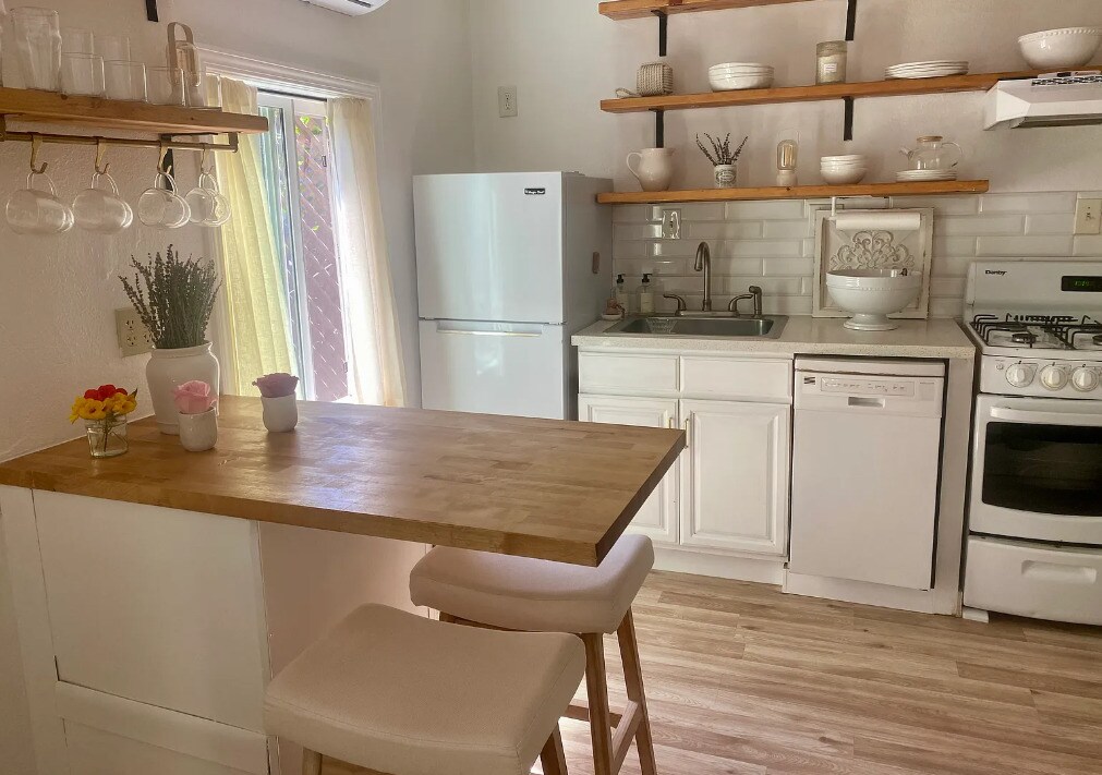 1860 N Summit Ave - 1860 N Summit Ave