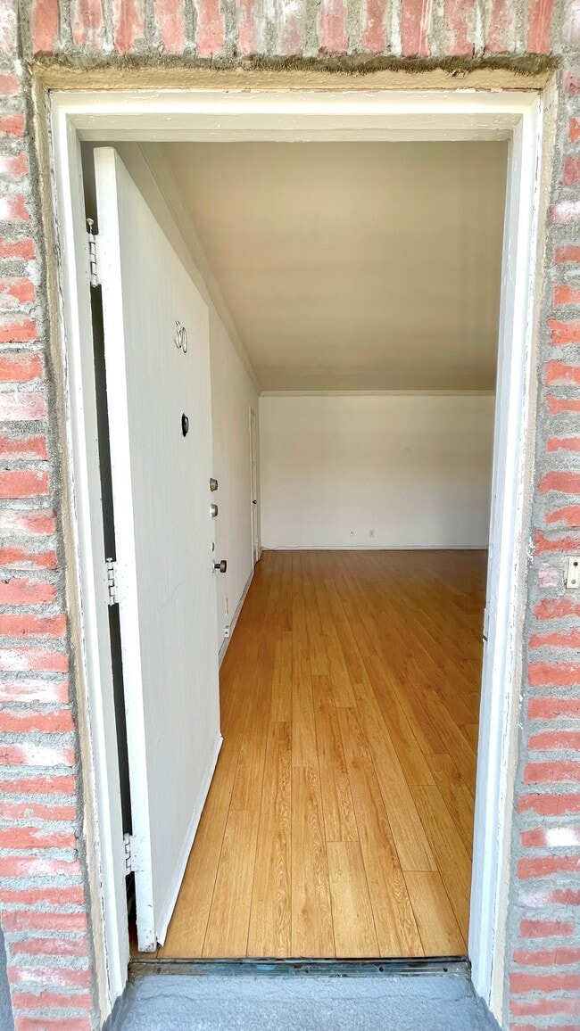 Building Photo - 200 S Sycamore Ave Unit 30