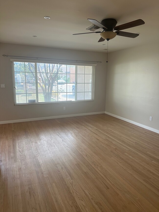 sala de estar - 1054 Brady Ln