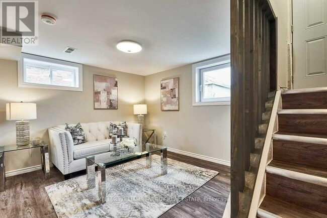 Photo - 831 Ritson Rd S