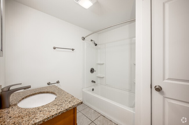 1BR, 1BA - 550SF - Bathroom