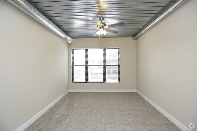 2BR, 2BA - The Woodford/1055 SF