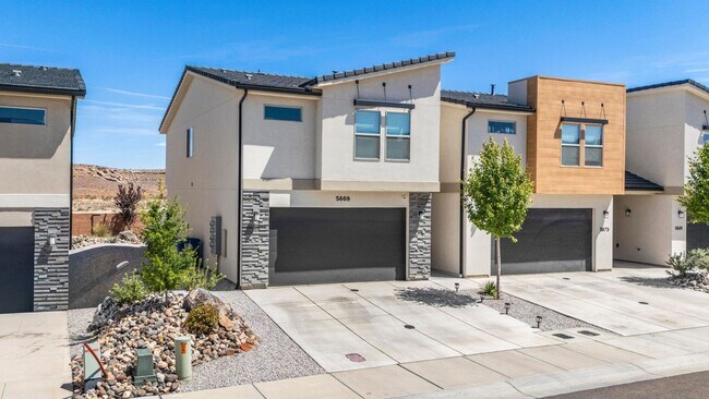Photo - Stunning End-Unit in South Desert Townhomes
