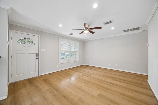 Photo - 3506 Garrow St