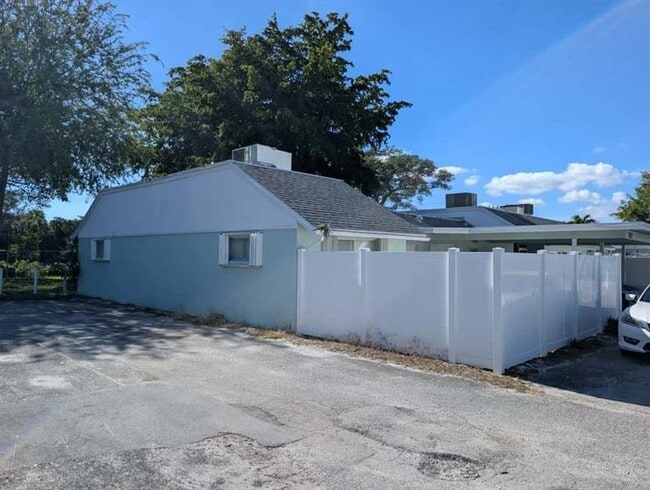 Photo - 9322 SW 5th St