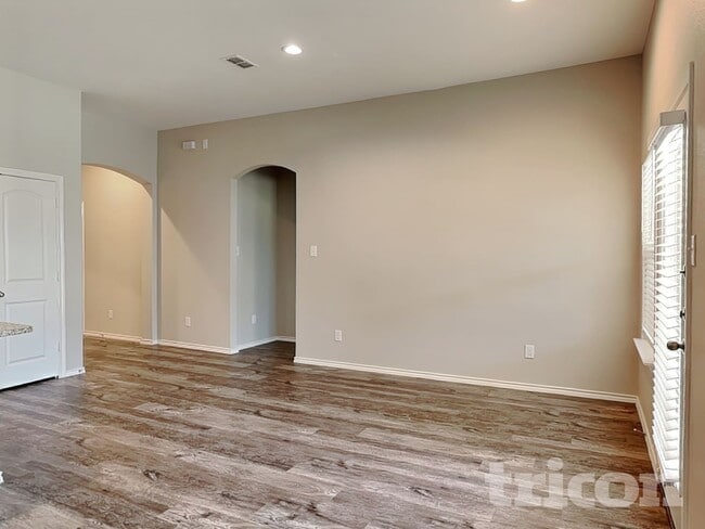 Photo - 2565 Hadley St