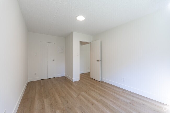 2BR, 2BA - 807SF - Bedroom - Northfield Gardens