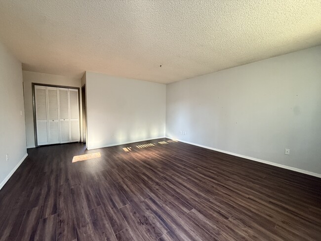 Building Photo - 4323 N Commercial Ave Unit 4323