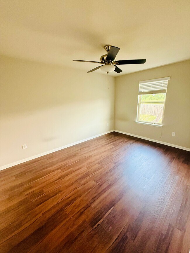 Photo - 400 Eagle Brook Ln