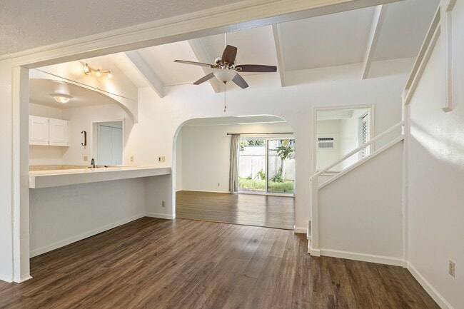 Building Photo - 2-Bedroom / 1-Bath Condo + Loft. 2 Parking Stalls. Water Included.