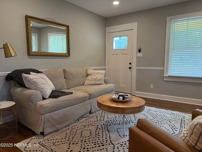 Photo - 4012 Myra St