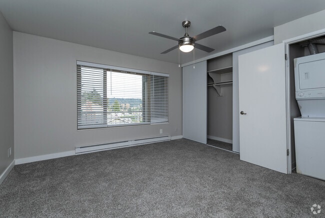 2BR, 2BA - 1,050SF