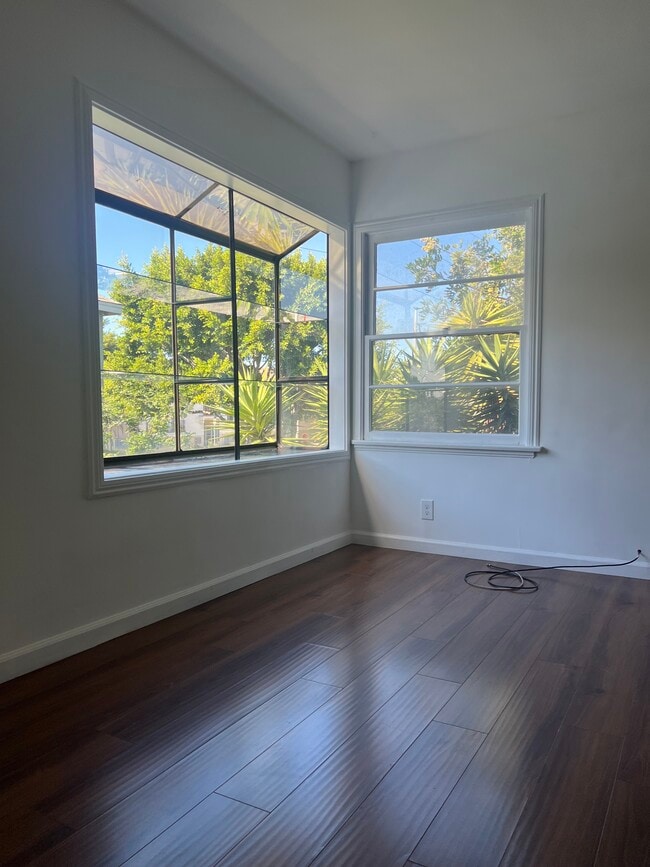 Living Room - 636 W Queen St Unit Apt C