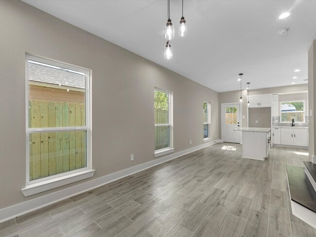 Photo - 7802 Queen St