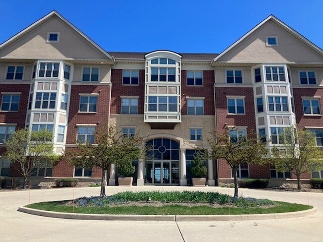 Building Photo - Rare Two Bedroom - Two Bathroom Condo at The Landing Off Lake Michigan! Unit C364