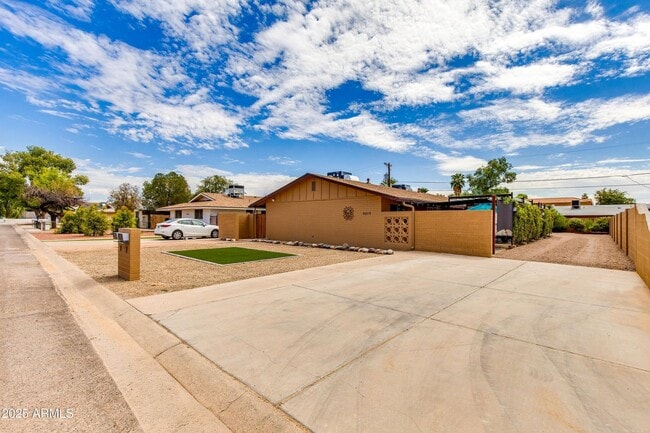 Building Photo - 4819 E Cambridge Ave Unit 1