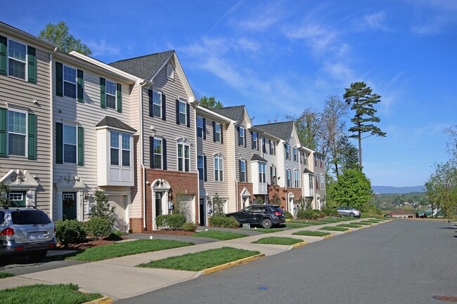 Building Photo - Spacious Pavilions at Pantops Townhome