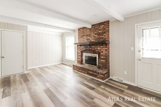 Photo - 408 NE Noeleen Ln